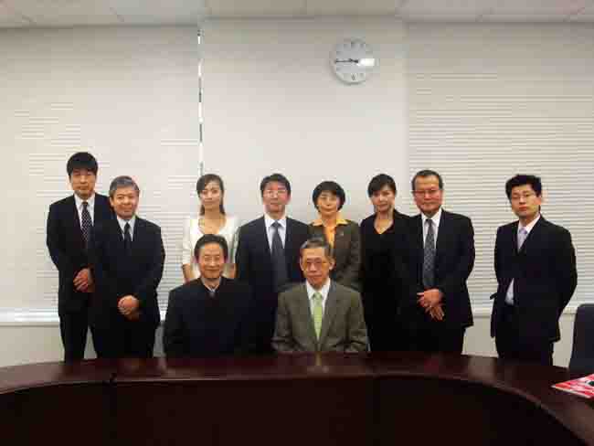 與客戶合影（左前一、我公司董事長）